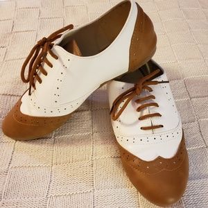 Ollio Womens White and Tan Oxfords Size 6